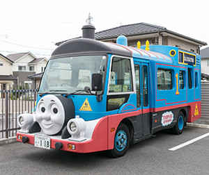 トーマスバスで送迎と園外保育